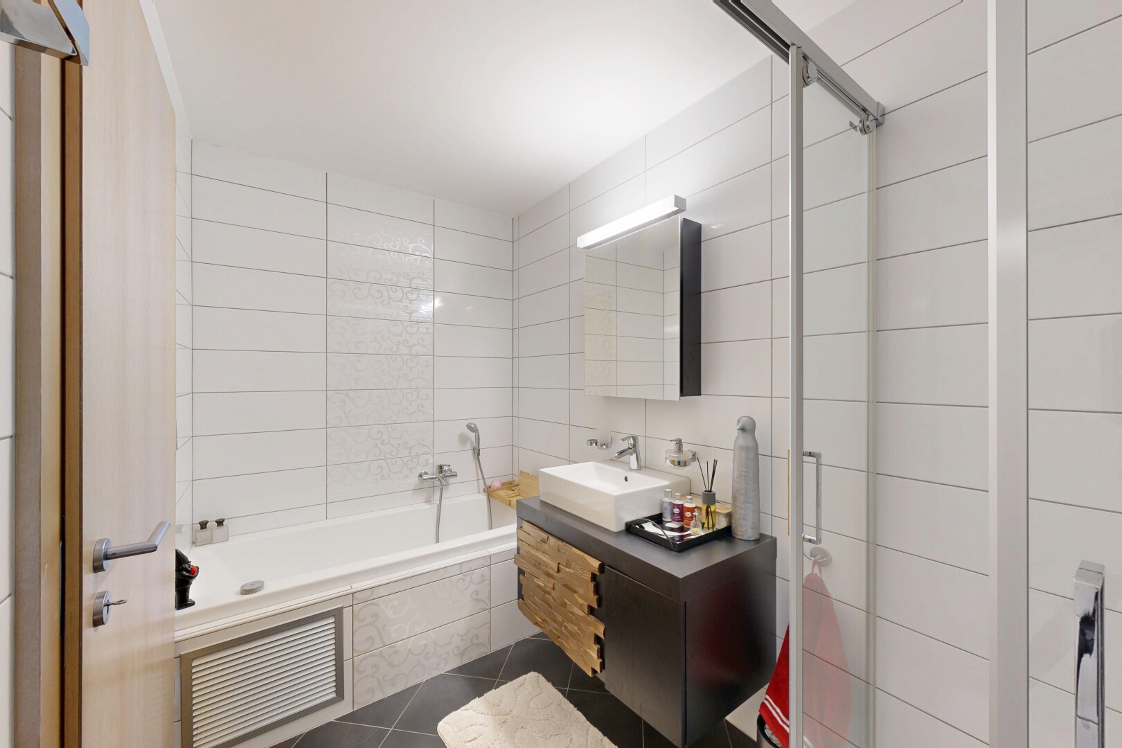 bad mit tile wall, fliesenwand, komplettes badezimmer, bad, und dusche
