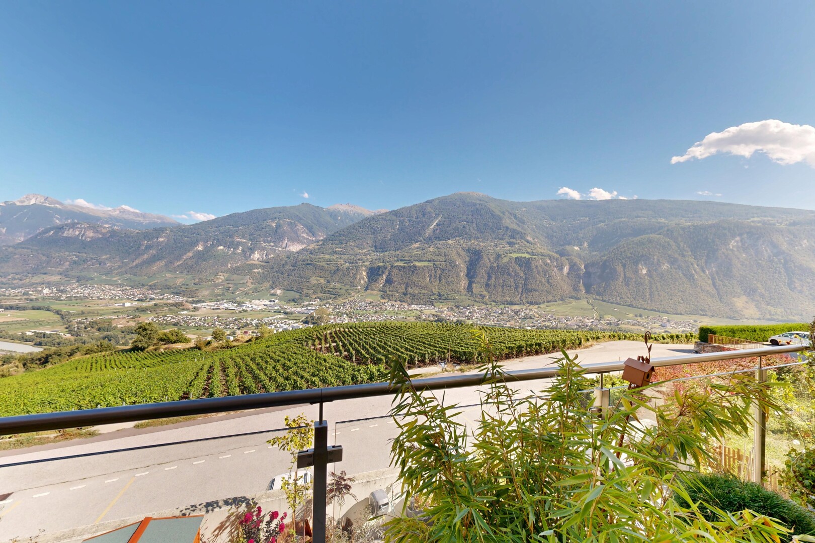 blick auf die berge mit from property, view focus, blick auf die berge, mountain view, und day time