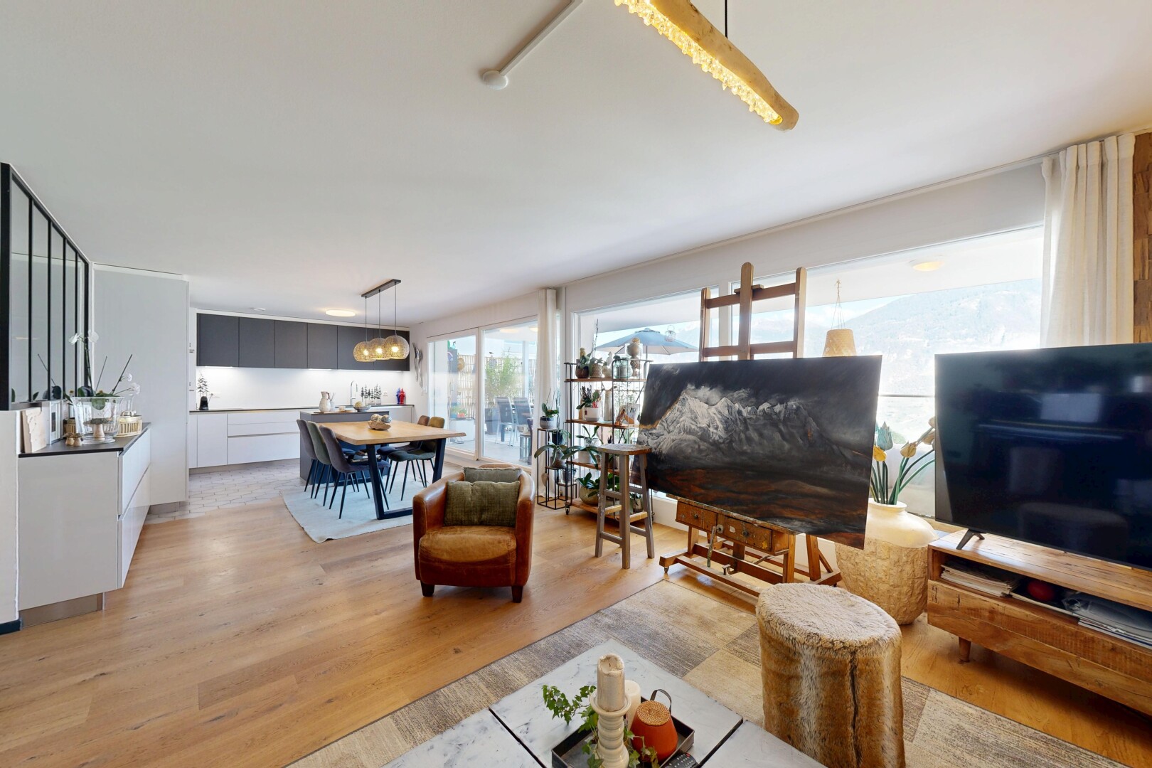 wohn- / esszimmer mit fernseher, wood finish floor, holzfußboden, light floor, und drywall