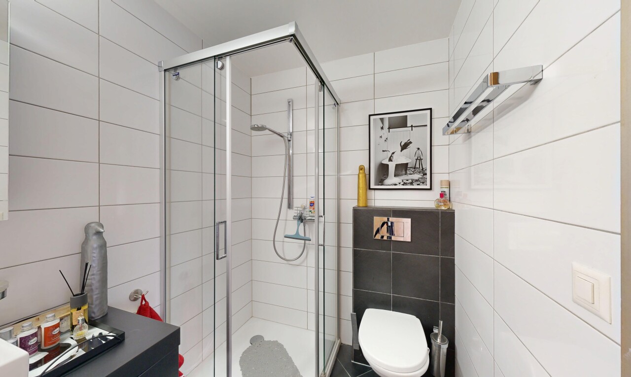 bad mit komplettes badezimmer, dusche, tile wall, fliesenwand, und inside property
