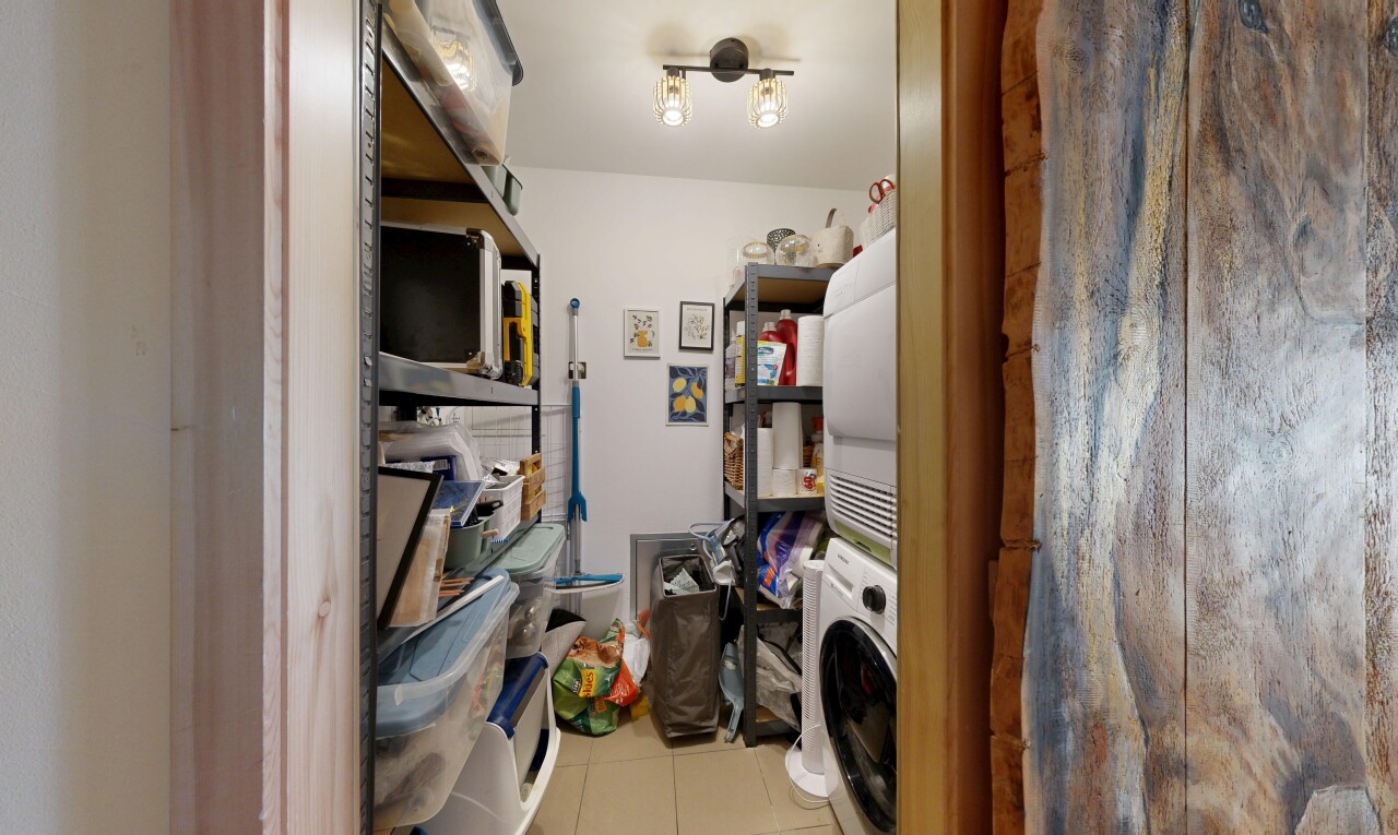 wäschekammer mit fliesenboden, tile floor, inside property, gipskartonwand, und drywall