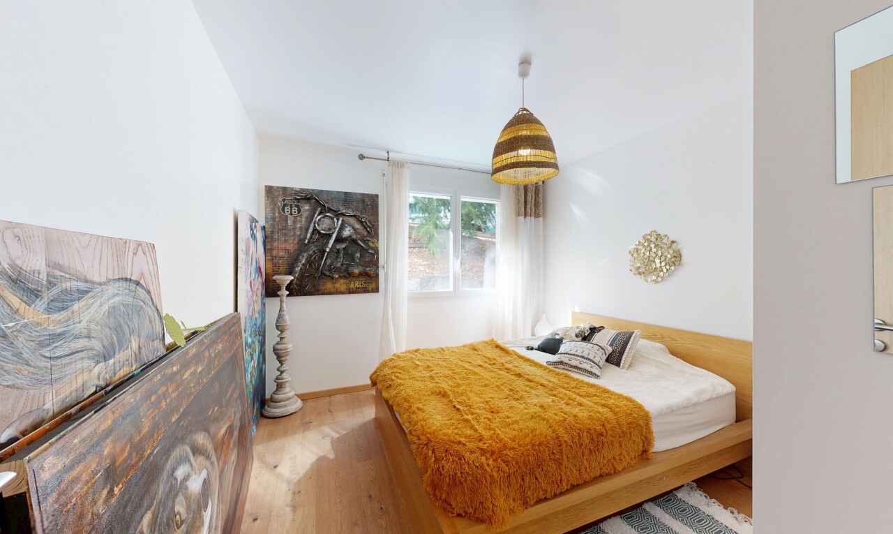 zimmer / schlafzimmer mit pendelleuchte, drywall, gipskartonwand, wood finish floor, und holzfußboden