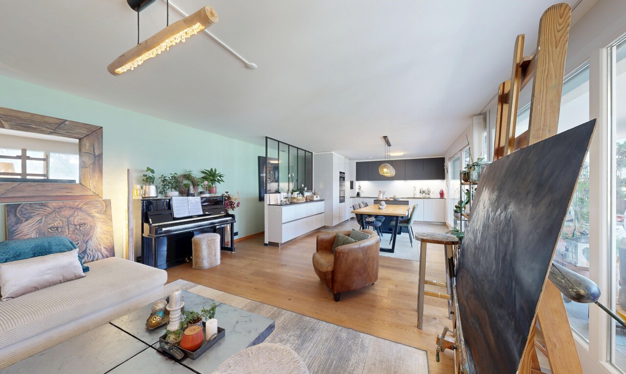 wohn- / esszimmer mit pendelleuchte, wood finish floor, holzfußboden, drywall, und gipskartonwand