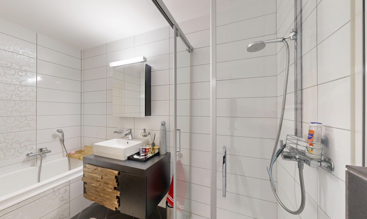 bad mit dusche, komplettes badezimmer, waschbecken, fliesenwand, und tile wall