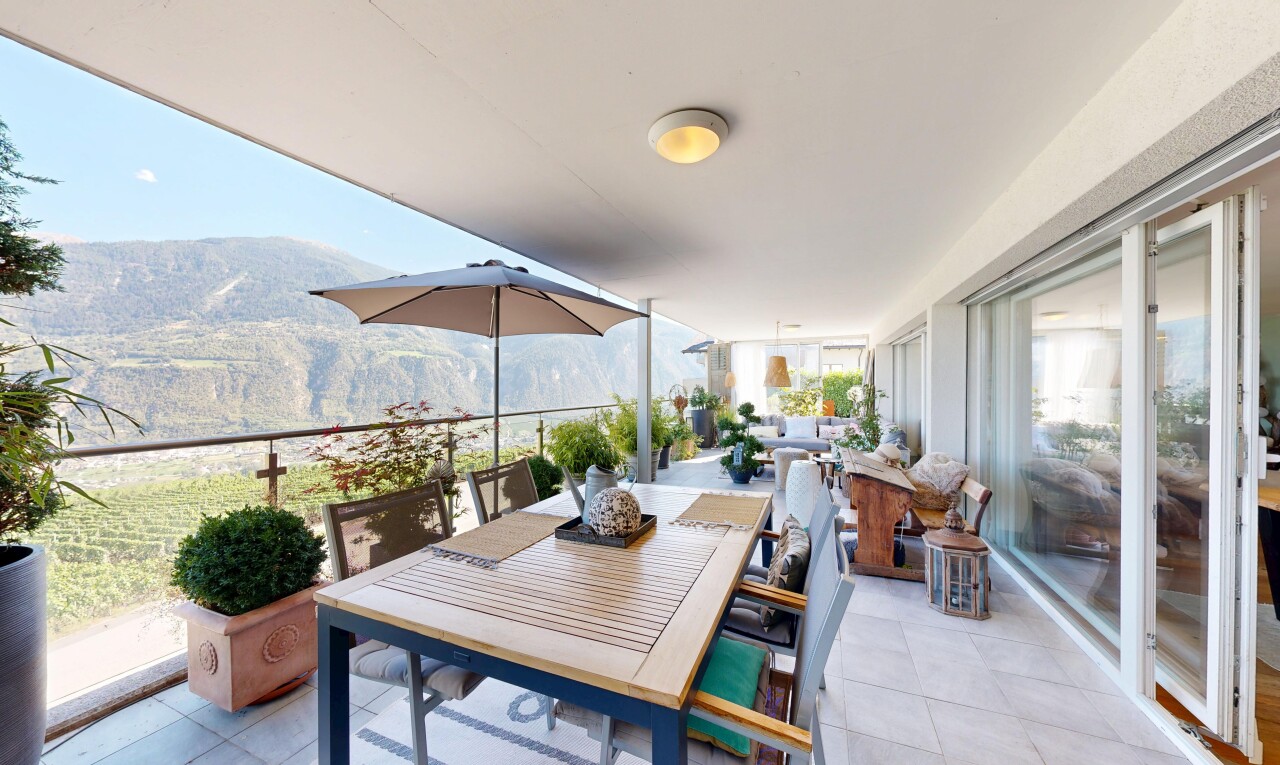 terrasse mit mountain view, blick auf die berge, view focus, und day time