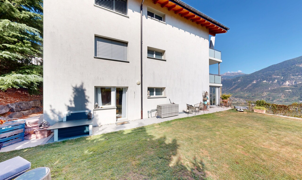 außenansicht mit rasen, balkon, terrasse, stuckverkleidung, und mountain view