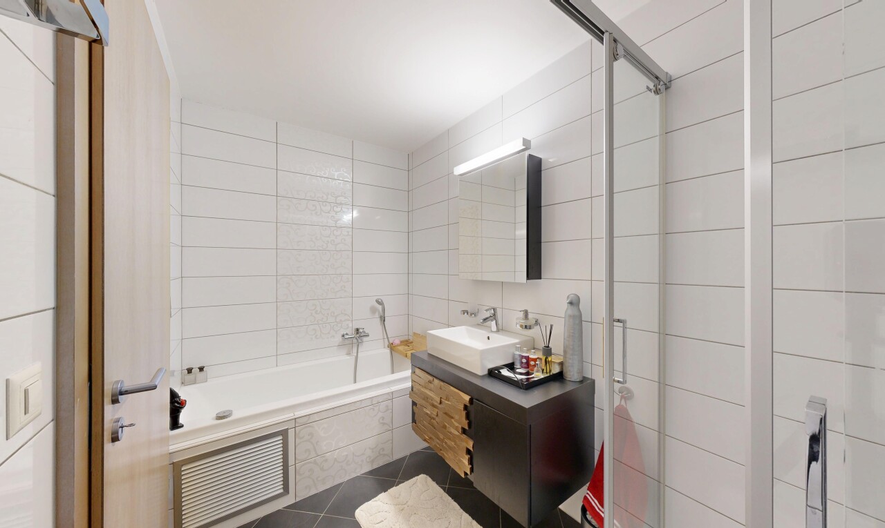 bad mit tile wall, fliesenwand, komplettes badezimmer, bad, und dusche