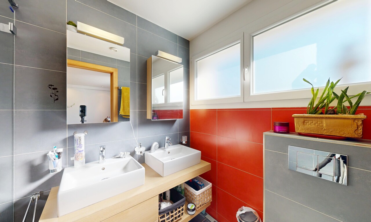 bad mit waschbecken, tile wall, fliesenwand, doppelwaschtisch, und spiegel
