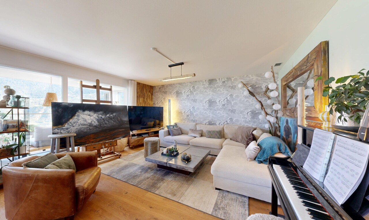 wohnzimmer mit akzentwand, accent wall, fernseher, holzfußboden, und wood finish floor