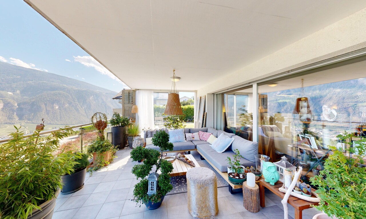 terrasse mit wohnraum im freien, blick auf die berge, mountain view, view focus, und day time