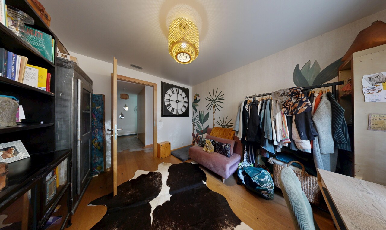 begehbarer kleiderschrank mit wood finish floor und holzfußboden