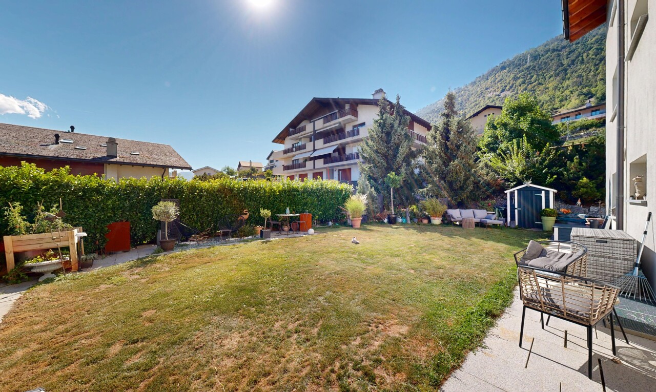garten mit terrasse, from property, rasen, schuppen, und day time