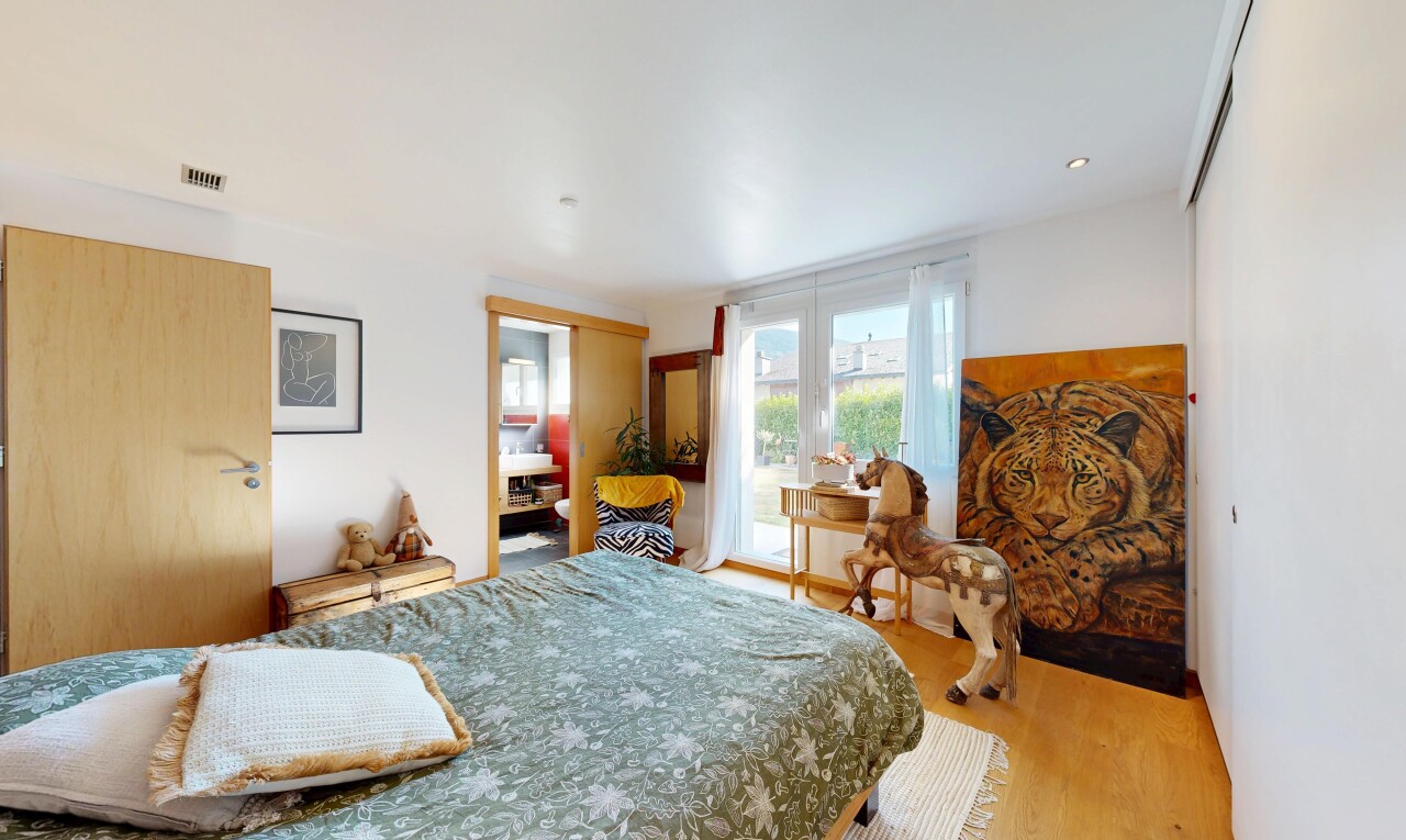 zimmer / schlafzimmer mit drywall, gipskartonwand, wood finish floor, holzfußboden, und inside property