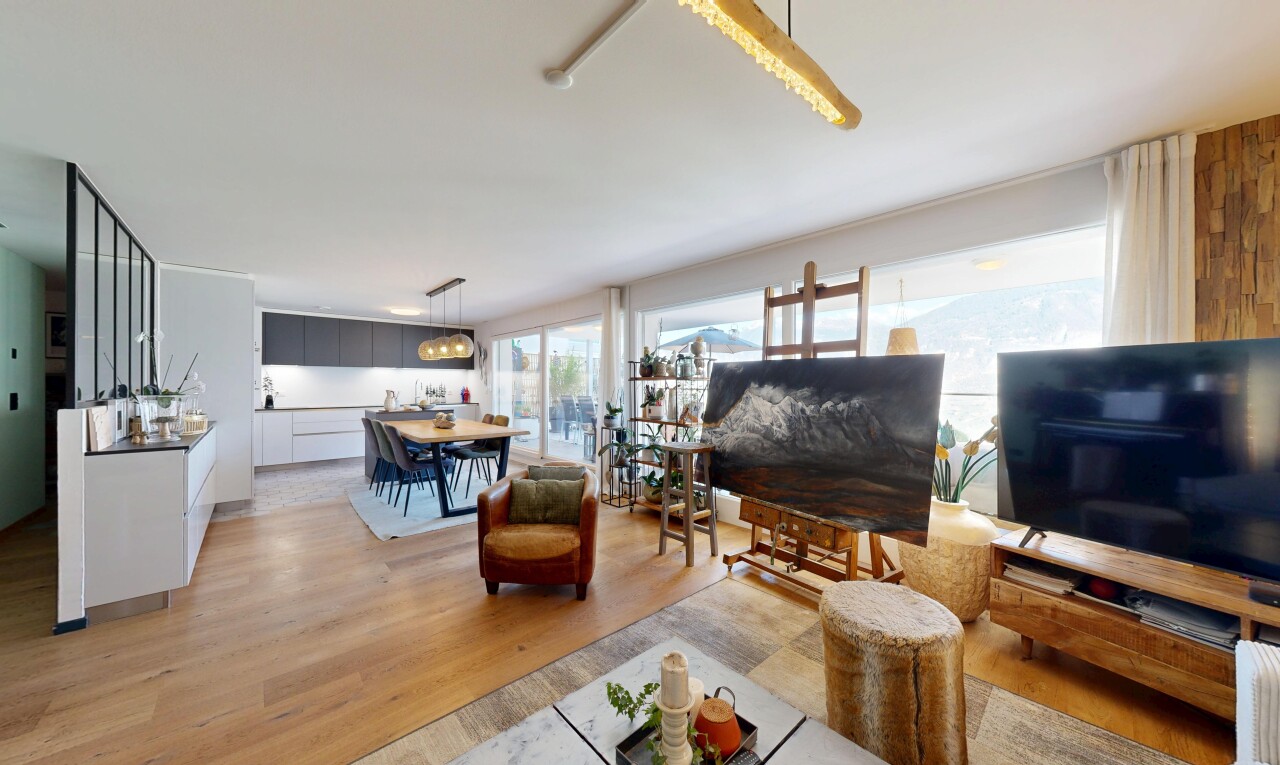 wohn- / esszimmer mit fernseher, wood finish floor, holzfußboden, light floor, und drywall