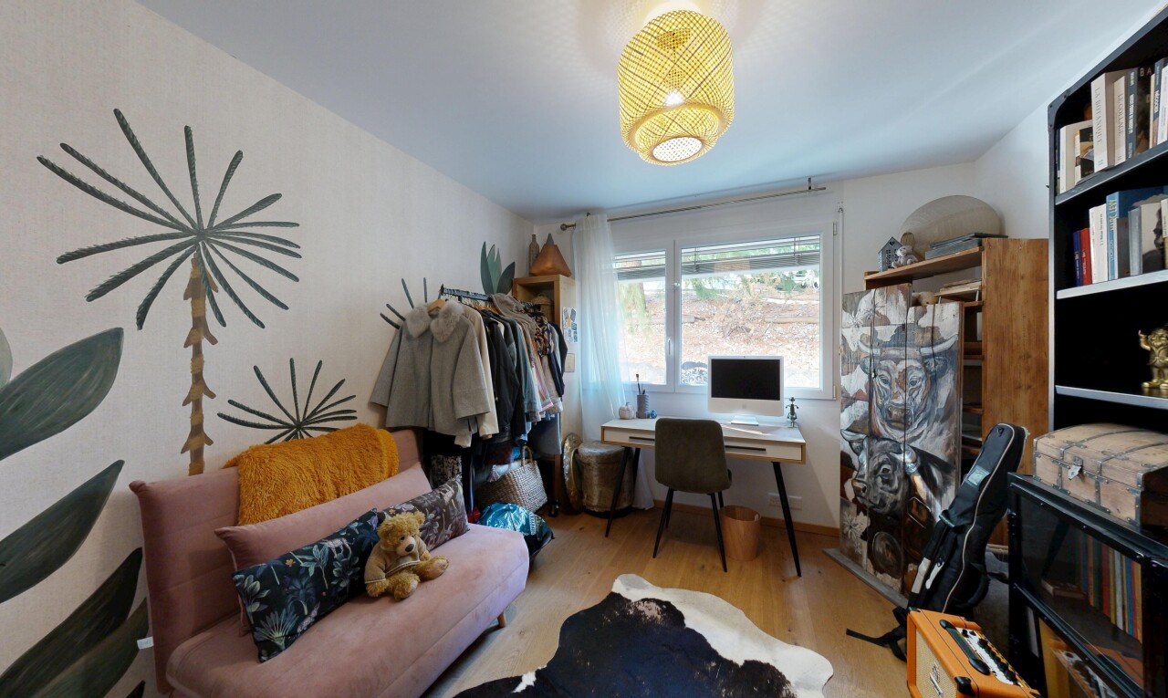 wohnzimmer mit fernseher, drywall, gipskartonwand, wood finish floor, und holzfußboden