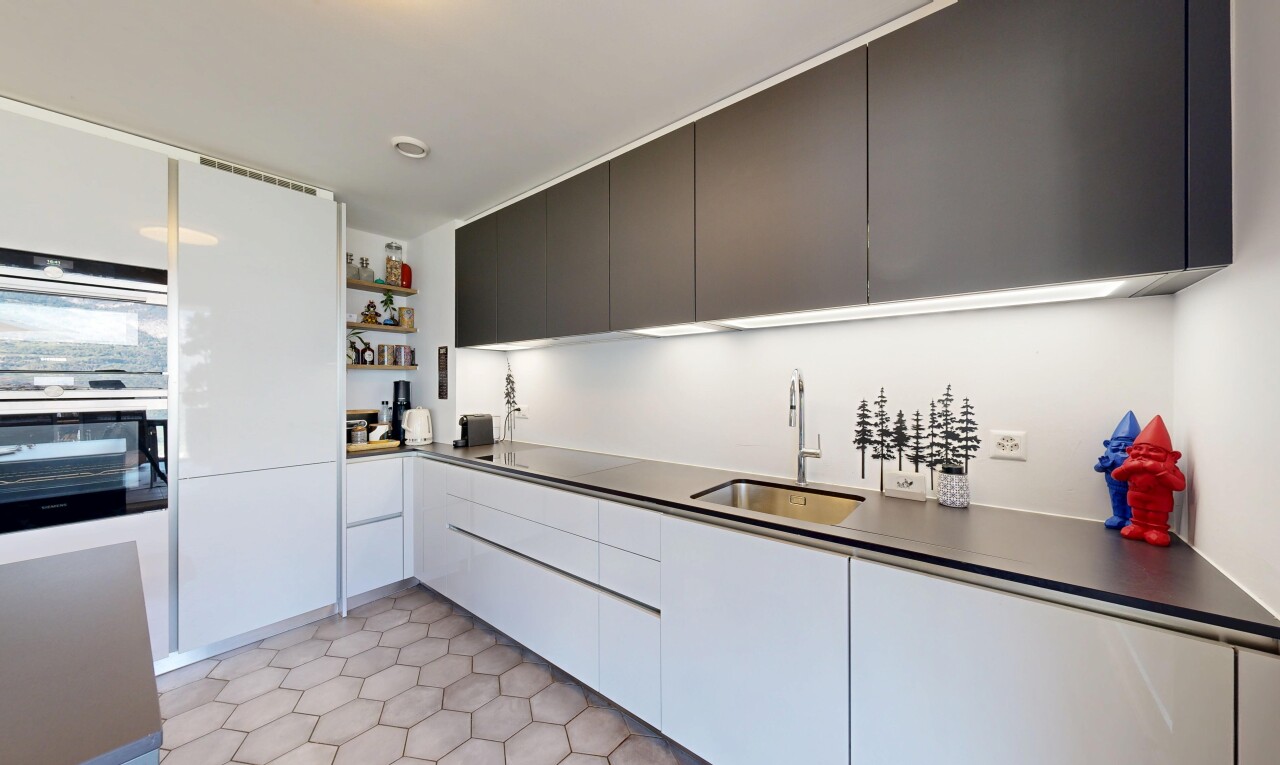 küche mit flat panel cabinets, schränke mit flachen paneelen, light floor, waschbecken, und two tone kitchen