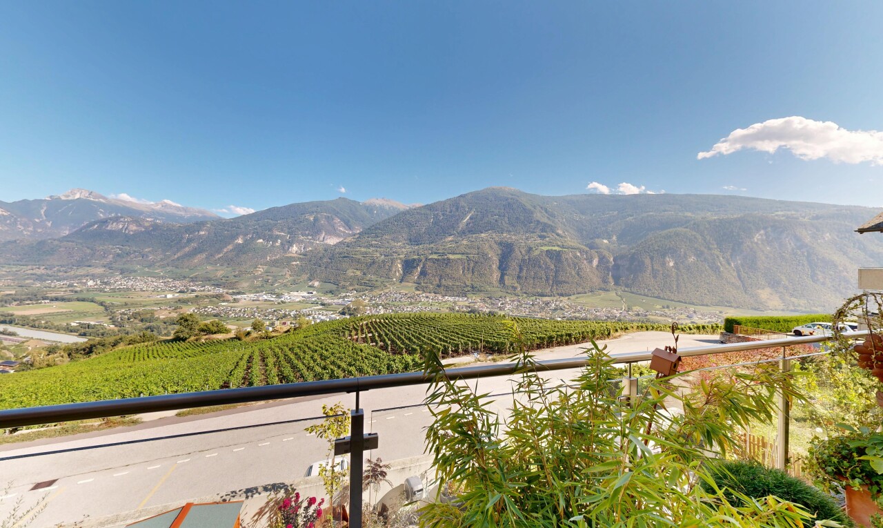 blick auf die berge mit from property, view focus, blick auf die berge, mountain view, und day time