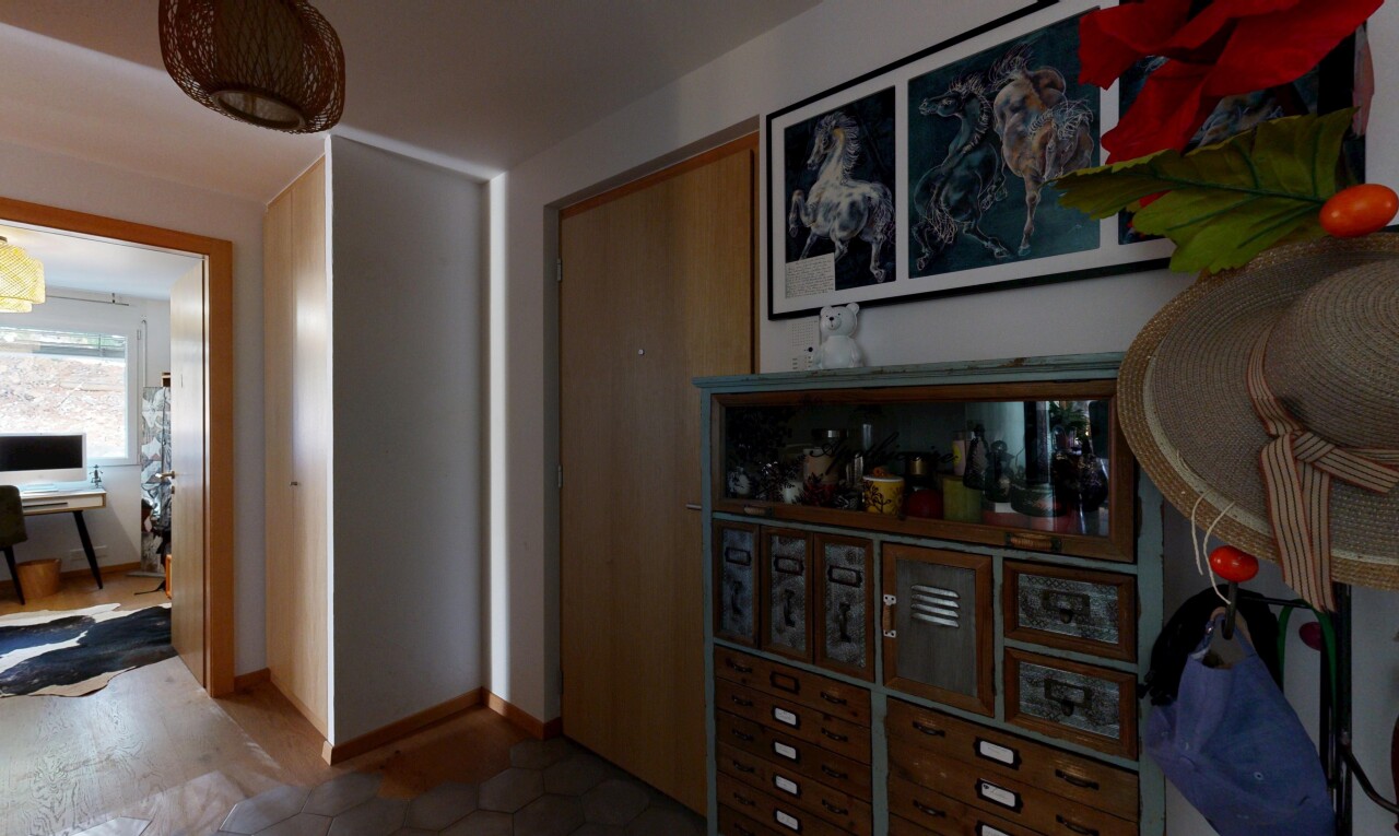 halle / korridor mit gipskartonwand, drywall, natürliches licht, inside property, und sockelleisten