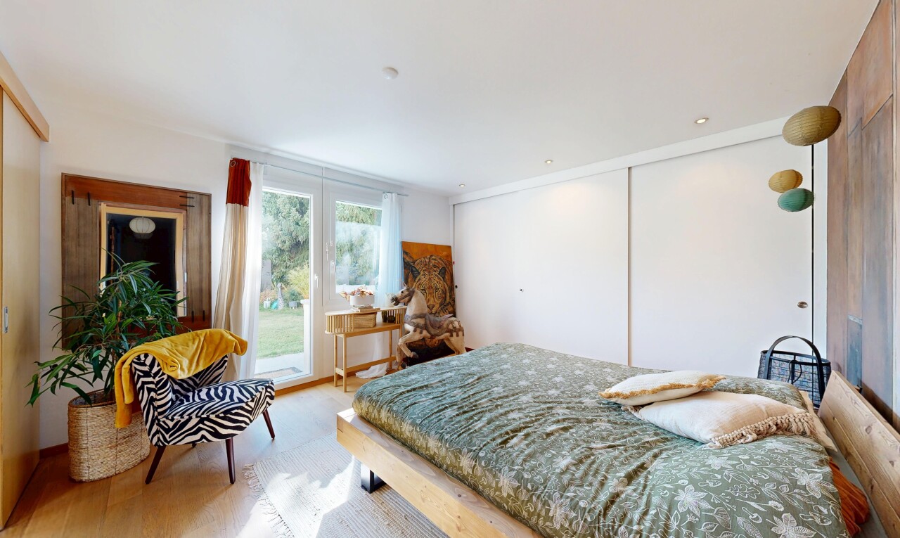 zimmer / schlafzimmer mit drywall, gipskartonwand, wood finish floor, holzfußboden, und inside property