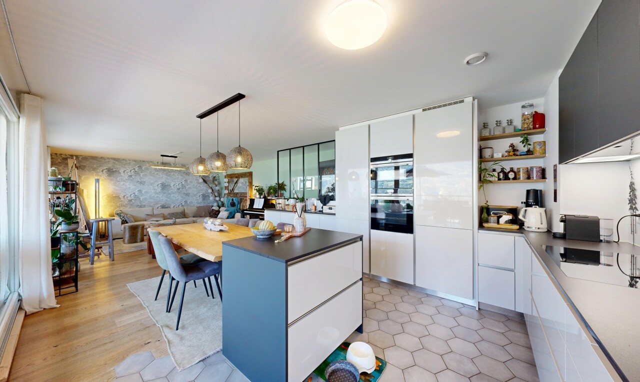 küche mit flat panel cabinets, schränke mit flachen paneelen, light floor, white cabinets, und weiße schränke