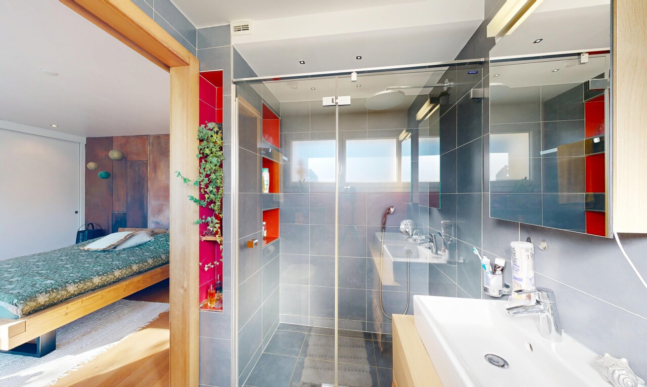 bad mit dusche, komplettes badezimmer, waschbecken, spiegel, und schminktisch