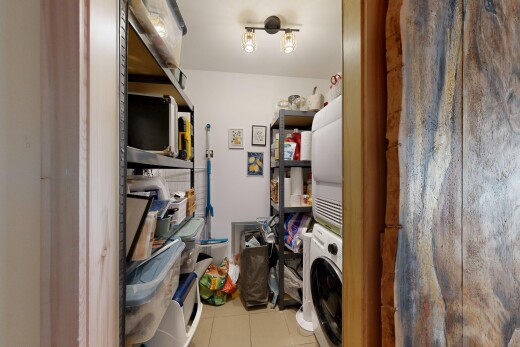 wäschekammer mit fliesenboden, tile floor, inside property, gipskartonwand, und drywall