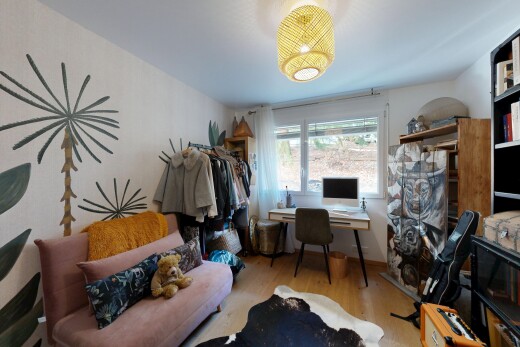 wohnzimmer mit fernseher, drywall, gipskartonwand, wood finish floor, und holzfußboden