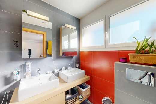 bad mit waschbecken, tile wall, fliesenwand, doppelwaschtisch, und spiegel