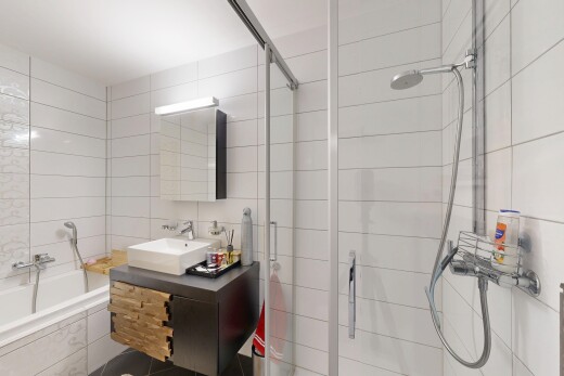 bad mit dusche, komplettes badezimmer, waschbecken, fliesenwand, und tile wall