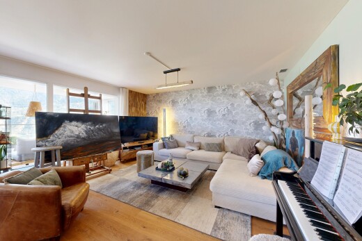 wohnzimmer mit akzentwand, accent wall, fernseher, holzfußboden, und wood finish floor