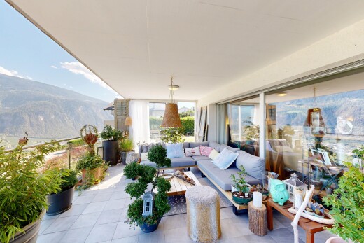 terrasse mit wohnraum im freien, blick auf die berge, mountain view, view focus, und day time