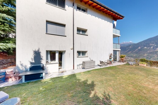 außenansicht mit rasen, balkon, terrasse, stuckverkleidung, und mountain view