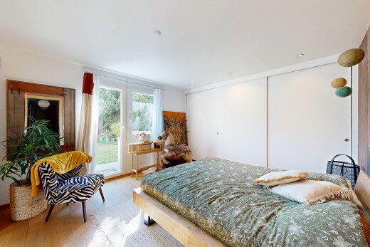 zimmer / schlafzimmer mit drywall, gipskartonwand, wood finish floor, holzfußboden, und inside property
