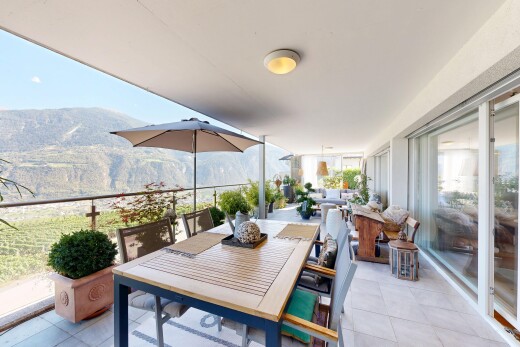 terrasse mit mountain view, blick auf die berge, view focus, und day time