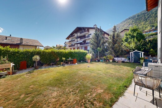 garten mit terrasse, from property, rasen, schuppen, und day time