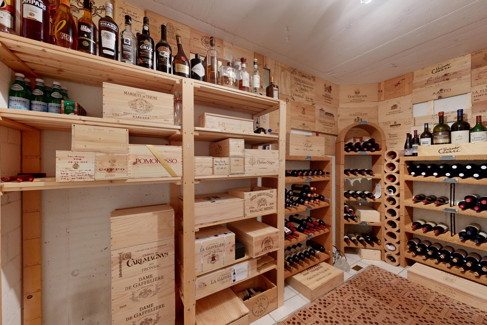 keller mit fliesenboden und tile floor