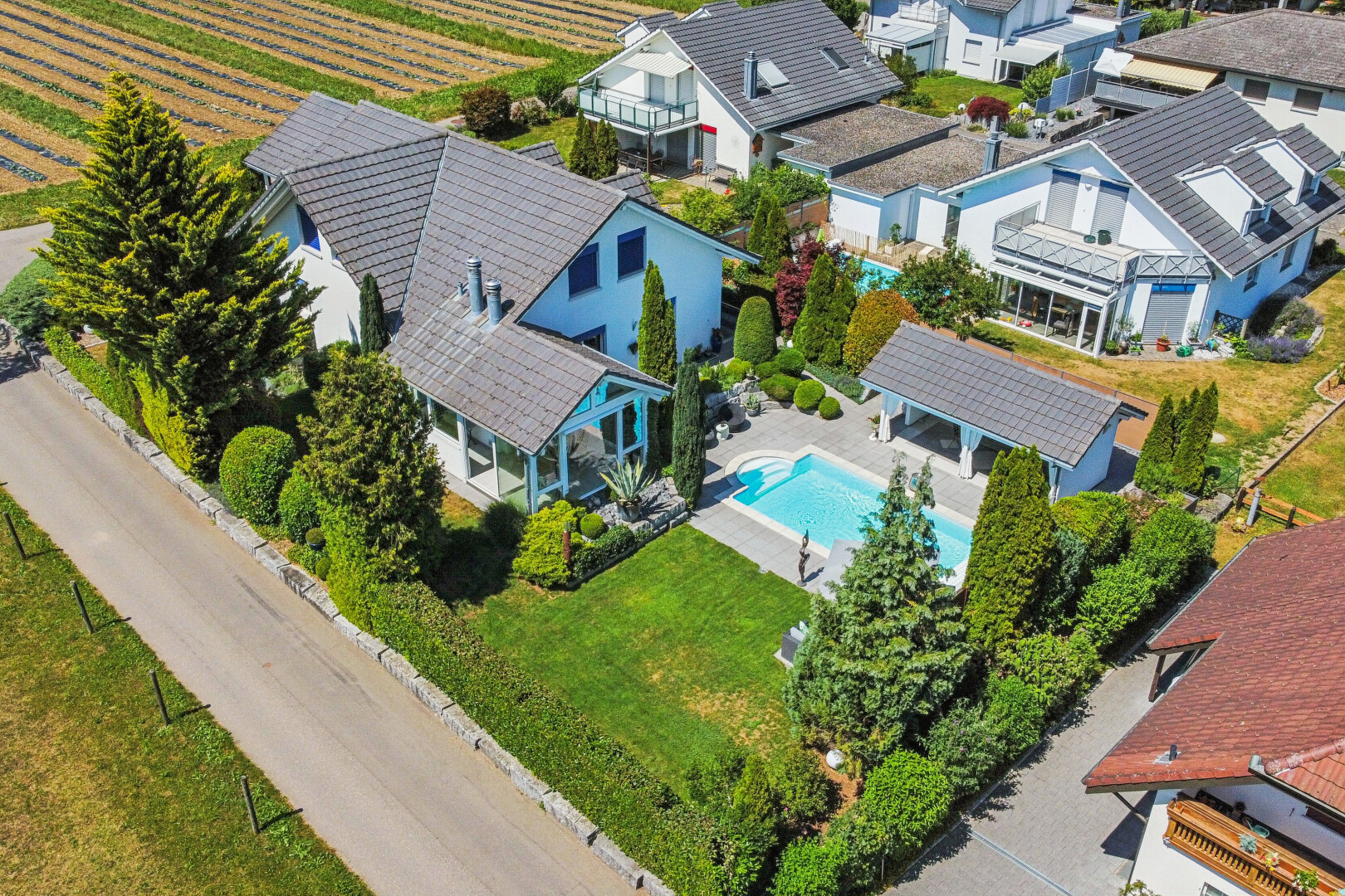 außenansicht mit pergola, schwimmbad, terrasse, blick auf obstgarten/agrarland, und orchard / agricultural view