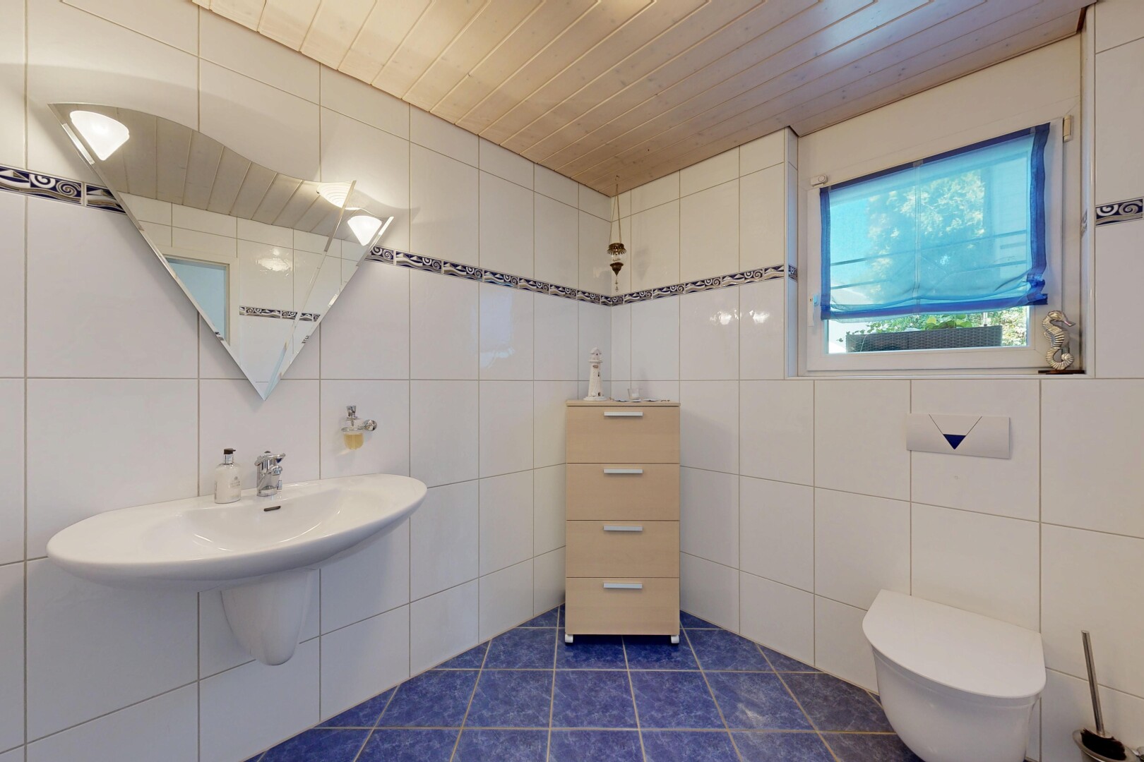 bad mit spiegel, fliesenwand, tile wall, inside property, und natürliches licht