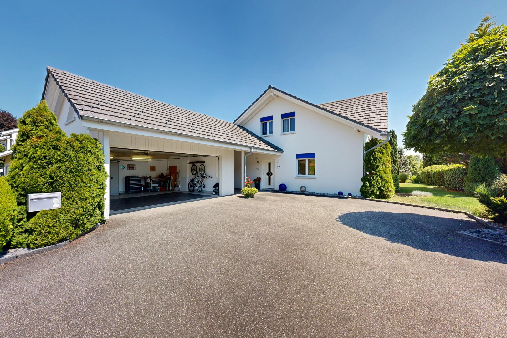 außenansicht mit property visible, day time, stuckverkleidung, auffahrt, und garage angeschlossen