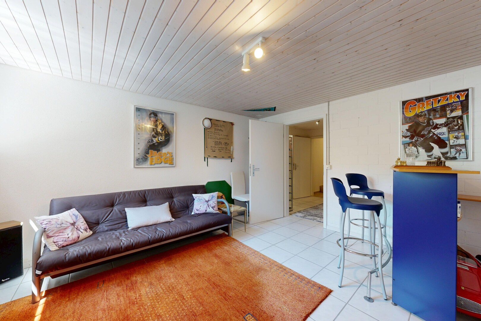 wohn- / esszimmer mit inside property, gipskartonwand, drywall, fliesenboden, und tile floor