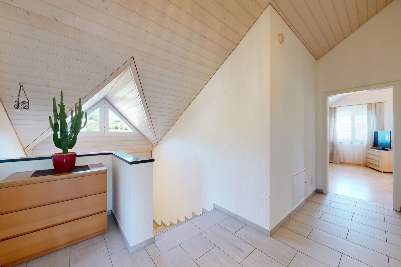halle / korridor mit dachschräge, vaulted ceiling, inside property, gipskartonwand, und drywall
