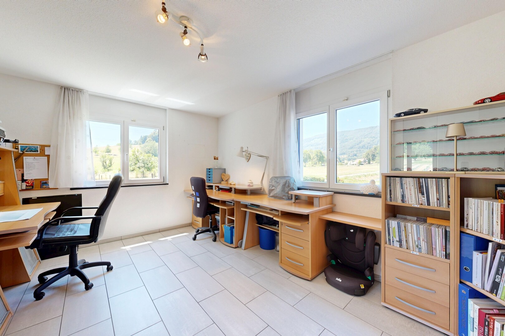 büro mit bürobereich, day time, gipskartonwand, drywall, und light floor