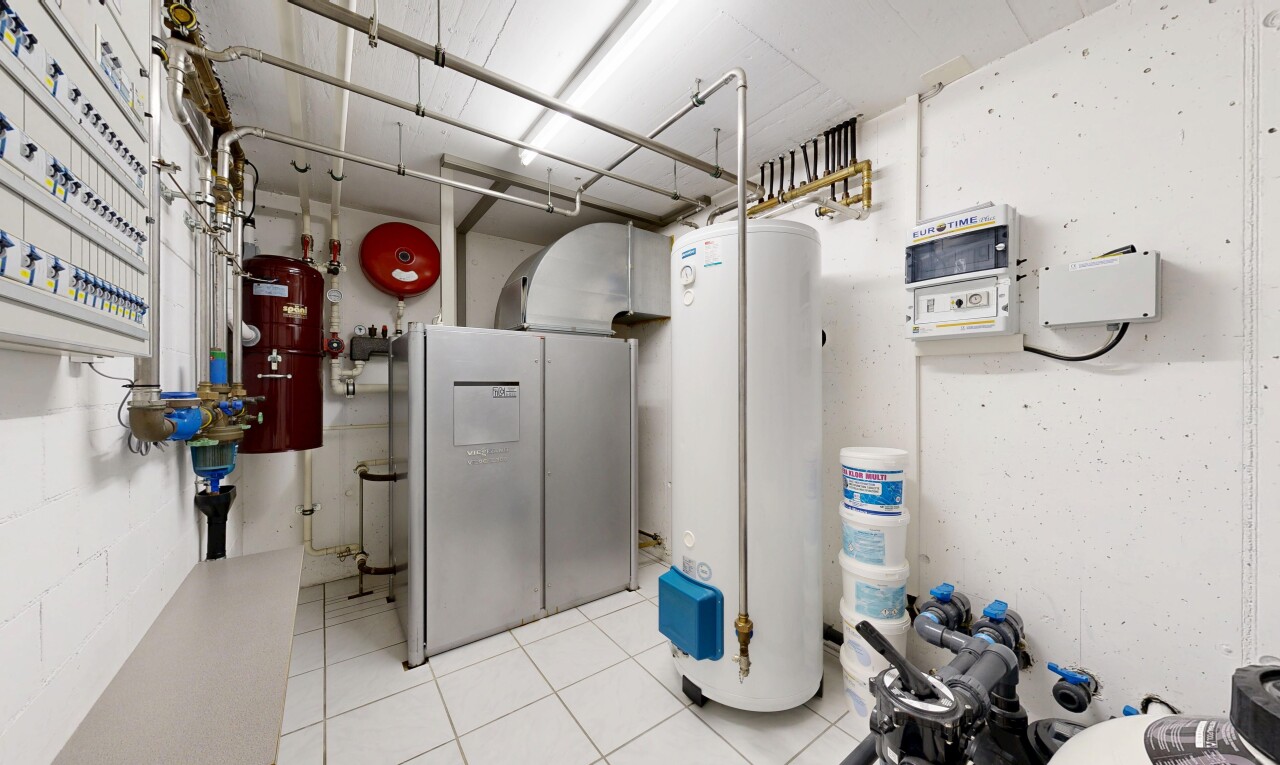 wäschekammer mit wasserkocher, inside property, light floor, fliesenboden, und tile floor