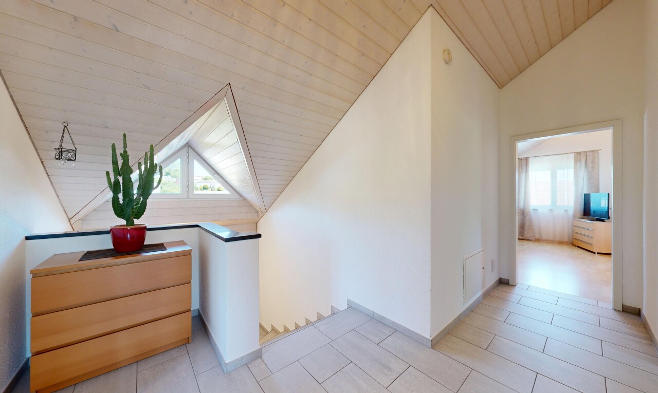 halle / korridor mit dachschräge, vaulted ceiling, inside property, gipskartonwand, und drywall
