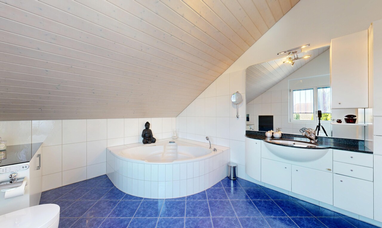 bad mit dark floor, fliesenwand, tile wall, schminktisch, und komplettes badezimmer