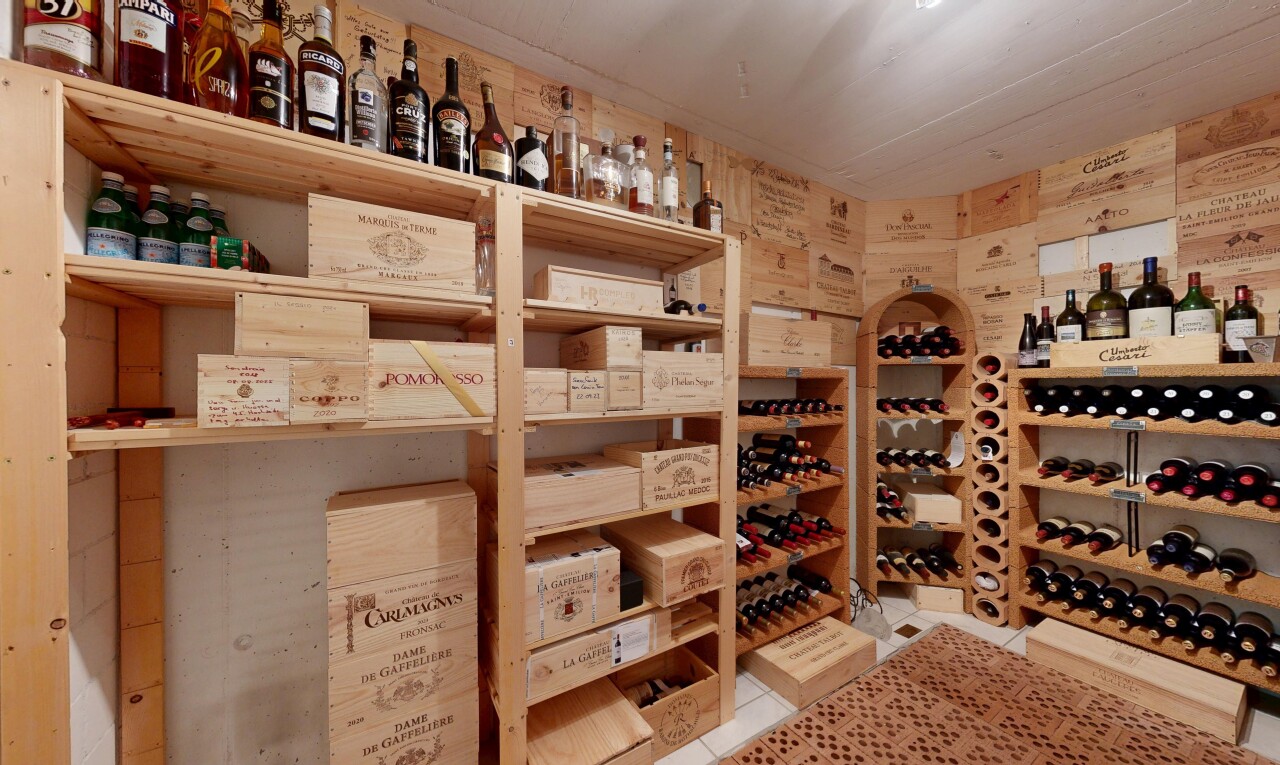 keller mit fliesenboden und tile floor