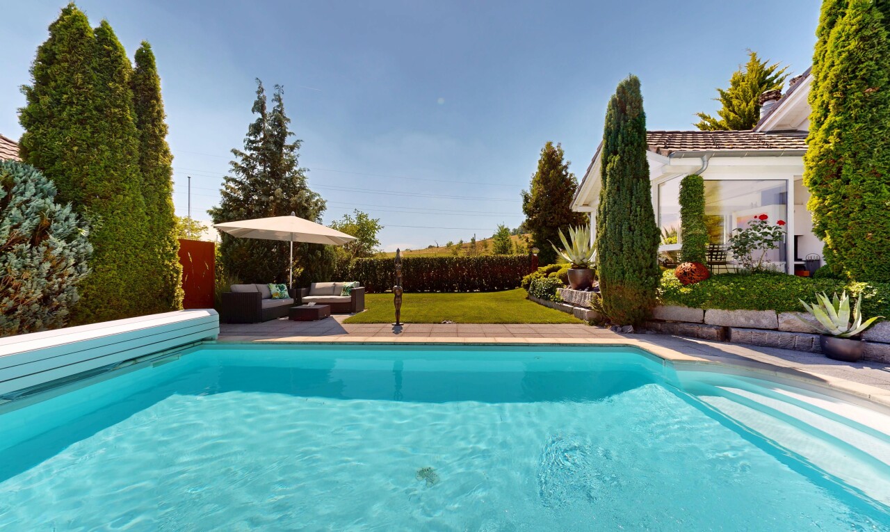 schwimmbad mit from property, wohnraum im freien, schwimmbad, day time, und zaun