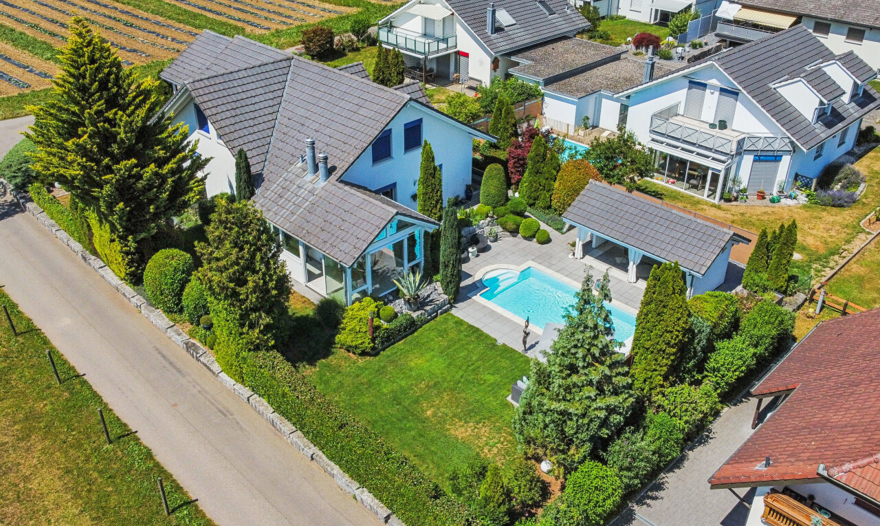 außenansicht mit pergola, schwimmbad, terrasse, blick auf obstgarten/agrarland, und orchard / agricultural view