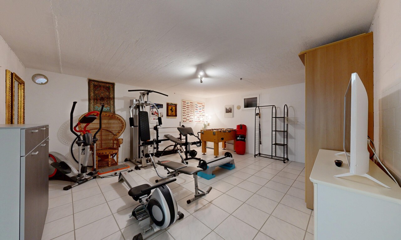 fitnessstudio mit light floor, inside property, gipskartonwand, drywall, und fernseher