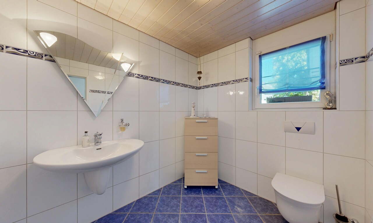 bad mit spiegel, fliesenwand, tile wall, inside property, und natürliches licht